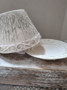 Yankee Candle White Embossed Ceramic Shade and Plate Set